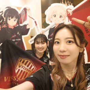 Chika Anzai Instagram - 【ヴィッセル神戸×リコリス・リコイル】

コラボイベントに出演いたしました！
ありがとうございました⚽🫶

わたしはサッカーどころかスポーツ観戦も初めてだったので、とても新鮮で楽しかったです！！
すごかった〜〜！！！😍

熱い試合はもちろんのこと、コラボグッズや副音声、トークショーなどなど楽しんでいただけましたか？？
久しぶりにリコリコファンの皆様にお会いできただけでなく、一緒に観戦も楽しむという面白い時間🥳
嬉しかったです🥰

こんな素敵な機会に恵まれたのは、作品の力はもちろん、いつも作品を応援してくださるリコリコファンの皆様のおかげです！
ありがとうございます🙏
また一緒にリコリコを楽しめるその時まで…応援宜しくお願いします☕

ヴィッセル神戸さんも、とても贅沢な時間をありがとうございました…！！

📷
①②コラボ等身大パネルと✌️✌️

③④わたしも詩音ちゃんも、ヴィッセル神戸さんの素敵なユニフォーム（レプリカ）を着せていただきました😍
背面にね…！！
各々のキャラの名前とアニメにちなんだ背番号をね…印字してもらってたのに…！！
その写真を誰も撮っていないという痛恨のミス😭😭😭😭😭
すまない…イベントに来てくれたリコリコファン限定の思い出になってしまった…🙏
なぜか撮った気でいた😭😭悲しい……。

⑤観戦&副音声のときの⚽🌟
すごい経験をさせてもらえてめちゃめちゃ感動でした！！
言葉を発するのがいつも以上に雑になってしまうほど見入ってしまった……いやぁ熱気と迫力すごかった……。
写真の逆光もしゅごい😇

⑥ほんとはもっと大きく飾ってあるほうで動画撮りたかったんだけど時間がなくて…🙏
相変わらず可愛いナイスな表情ですね〜ぬっさん〜🥰
しおんぬっさんはサッカーにも詳しくて、おかげで試合やこのコラボを更に楽しむことができました😍
ありがとうしおんぬ！！！

改めて、ヴィッセル神戸×リコリス・リコイル最高でした⚽🫶🐟
ありがとうございました！

hairmake @smode_shinobu

#ヴィッセル神戸
#visselkobe 
#リコリコ
#若山詩音
#安済知佳