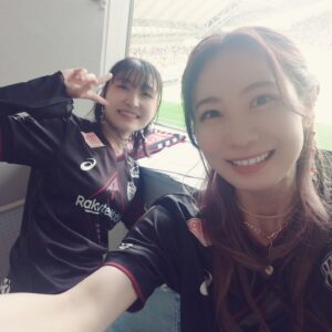 Chika Anzai Instagram - 【ヴィッセル神戸×リコリス・リコイル】

コラボイベントに出演いたしました！
ありがとうございました⚽🫶

わたしはサッカーどころかスポーツ観戦も初めてだったので、とても新鮮で楽しかったです！！
すごかった〜〜！！！😍

熱い試合はもちろんのこと、コラボグッズや副音声、トークショーなどなど楽しんでいただけましたか？？
久しぶりにリコリコファンの皆様にお会いできただけでなく、一緒に観戦も楽しむという面白い時間🥳
嬉しかったです🥰

こんな素敵な機会に恵まれたのは、作品の力はもちろん、いつも作品を応援してくださるリコリコファンの皆様のおかげです！
ありがとうございます🙏
また一緒にリコリコを楽しめるその時まで…応援宜しくお願いします☕

ヴィッセル神戸さんも、とても贅沢な時間をありがとうございました…！！

📷
①②コラボ等身大パネルと✌️✌️

③④わたしも詩音ちゃんも、ヴィッセル神戸さんの素敵なユニフォーム（レプリカ）を着せていただきました😍
背面にね…！！
各々のキャラの名前とアニメにちなんだ背番号をね…印字してもらってたのに…！！
その写真を誰も撮っていないという痛恨のミス😭😭😭😭😭
すまない…イベントに来てくれたリコリコファン限定の思い出になってしまった…🙏
なぜか撮った気でいた😭😭悲しい……。

⑤観戦&副音声のときの⚽🌟
すごい経験をさせてもらえてめちゃめちゃ感動でした！！
言葉を発するのがいつも以上に雑になってしまうほど見入ってしまった……いやぁ熱気と迫力すごかった……。
写真の逆光もしゅごい😇

⑥ほんとはもっと大きく飾ってあるほうで動画撮りたかったんだけど時間がなくて…🙏
相変わらず可愛いナイスな表情ですね〜ぬっさん〜🥰
しおんぬっさんはサッカーにも詳しくて、おかげで試合やこのコラボを更に楽しむことができました😍
ありがとうしおんぬ！！！

改めて、ヴィッセル神戸×リコリス・リコイル最高でした⚽🫶🐟
ありがとうございました！

hairmake @smode_shinobu

#ヴィッセル神戸
#visselkobe 
#リコリコ
#若山詩音
#安済知佳