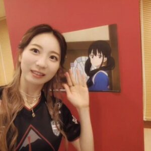 Chika Anzai Instagram - 【ヴィッセル神戸×リコリス・リコイル】

コラボイベントに出演いたしました！
ありがとうございました⚽🫶

わたしはサッカーどころかスポーツ観戦も初めてだったので、とても新鮮で楽しかったです！！
すごかった〜〜！！！😍

熱い試合はもちろんのこと、コラボグッズや副音声、トークショーなどなど楽しんでいただけましたか？？
久しぶりにリコリコファンの皆様にお会いできただけでなく、一緒に観戦も楽しむという面白い時間🥳
嬉しかったです🥰

こんな素敵な機会に恵まれたのは、作品の力はもちろん、いつも作品を応援してくださるリコリコファンの皆様のおかげです！
ありがとうございます🙏
また一緒にリコリコを楽しめるその時まで…応援宜しくお願いします☕

ヴィッセル神戸さんも、とても贅沢な時間をありがとうございました…！！

📷
①②コラボ等身大パネルと✌️✌️

③④わたしも詩音ちゃんも、ヴィッセル神戸さんの素敵なユニフォーム（レプリカ）を着せていただきました😍
背面にね…！！
各々のキャラの名前とアニメにちなんだ背番号をね…印字してもらってたのに…！！
その写真を誰も撮っていないという痛恨のミス😭😭😭😭😭
すまない…イベントに来てくれたリコリコファン限定の思い出になってしまった…🙏
なぜか撮った気でいた😭😭悲しい……。

⑤観戦&副音声のときの⚽🌟
すごい経験をさせてもらえてめちゃめちゃ感動でした！！
言葉を発するのがいつも以上に雑になってしまうほど見入ってしまった……いやぁ熱気と迫力すごかった……。
写真の逆光もしゅごい😇

⑥ほんとはもっと大きく飾ってあるほうで動画撮りたかったんだけど時間がなくて…🙏
相変わらず可愛いナイスな表情ですね〜ぬっさん〜🥰
しおんぬっさんはサッカーにも詳しくて、おかげで試合やこのコラボを更に楽しむことができました😍
ありがとうしおんぬ！！！

改めて、ヴィッセル神戸×リコリス・リコイル最高でした⚽🫶🐟
ありがとうございました！

hairmake @smode_shinobu

#ヴィッセル神戸
#visselkobe 
#リコリコ
#若山詩音
#安済知佳