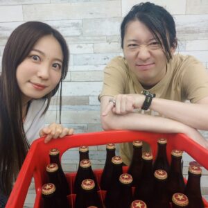 Chika Anzai Instagram - 【ぐらんぶる 華金ラジオ】

第3回配信されました🍺

ゲストは耕平役の木村良平さん！

良平さんの優しさに甘えまくりパーソナリティでした😇

ビール、しかも瓶ビールの中でいちばん好きな赤星だ！って喜んでたら1ケースが登場🤗
流石ですね…ぐらんぶるラジオスタッフさんたち…。
でも余裕でしょこの人数だしと思ったら、気を利かせた良平さんのコカレロも登場して無事にめちゃめちゃに酔いましたご馳走さまでした…🫠
良平さんがこのラジオのためにあんなに色々用意してくださるなんて感激😭🙏

後半ふんわりとしか覚えてなくて、聴いてみたらお悩み相談コーナーでパーソナリティがゲストに悩み相談してて頭抱えましたね。
良平さん優しすぎる…もしや神なのか……
本当にありがとうございました😭

リスナーの皆さんには美味しくていっぱい飲めちゃうお酒（特にショットでいく系）には注意しなきゃって思ってもらえたら幸いです🤤

次回はとあさん！！！
毎回伝説のように語り継がれてるエピソードをご本人から聴きましょう(笑)
芋焼酎…ドキドキ…！
メールお待ちしてます📧

📷
①素面！

②酔っぱらい！

③キンキンに冷やされた10周年グラスでいただきました😋

④10周年グッズかわい〜🥰
みなさんもぜひ手に入れてください👍

#ぐらんぶる
#音泉
#木村良平
#安済知佳