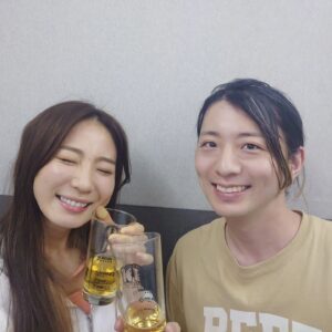 Chika Anzai Instagram - 【ぐらんぶる 華金ラジオ】

第3回配信されました🍺

ゲストは耕平役の木村良平さん！

良平さんの優しさに甘えまくりパーソナリティでした😇

ビール、しかも瓶ビールの中でいちばん好きな赤星だ！って喜んでたら1ケースが登場🤗
流石ですね…ぐらんぶるラジオスタッフさんたち…。
でも余裕でしょこの人数だしと思ったら、気を利かせた良平さんのコカレロも登場して無事にめちゃめちゃに酔いましたご馳走さまでした…🫠
良平さんがこのラジオのためにあんなに色々用意してくださるなんて感激😭🙏

後半ふんわりとしか覚えてなくて、聴いてみたらお悩み相談コーナーでパーソナリティがゲストに悩み相談してて頭抱えましたね。
良平さん優しすぎる…もしや神なのか……
本当にありがとうございました😭

リスナーの皆さんには美味しくていっぱい飲めちゃうお酒（特にショットでいく系）には注意しなきゃって思ってもらえたら幸いです🤤

次回はとあさん！！！
毎回伝説のように語り継がれてるエピソードをご本人から聴きましょう(笑)
芋焼酎…ドキドキ…！
メールお待ちしてます📧

📷
①素面！

②酔っぱらい！

③キンキンに冷やされた10周年グラスでいただきました😋

④10周年グッズかわい〜🥰
みなさんもぜひ手に入れてください👍

#ぐらんぶる
#音泉
#木村良平
#安済知佳
