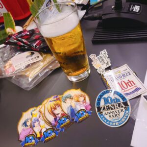 Chika Anzai Instagram - 【ぐらんぶる 華金ラジオ】

第3回配信されました🍺

ゲストは耕平役の木村良平さん！

良平さんの優しさに甘えまくりパーソナリティでした😇

ビール、しかも瓶ビールの中でいちばん好きな赤星だ！って喜んでたら1ケースが登場🤗
流石ですね…ぐらんぶるラジオスタッフさんたち…。
でも余裕でしょこの人数だしと思ったら、気を利かせた良平さんのコカレロも登場して無事にめちゃめちゃに酔いましたご馳走さまでした…🫠
良平さんがこのラジオのためにあんなに色々用意してくださるなんて感激😭🙏

後半ふんわりとしか覚えてなくて、聴いてみたらお悩み相談コーナーでパーソナリティがゲストに悩み相談してて頭抱えましたね。
良平さん優しすぎる…もしや神なのか……
本当にありがとうございました😭

リスナーの皆さんには美味しくていっぱい飲めちゃうお酒（特にショットでいく系）には注意しなきゃって思ってもらえたら幸いです🤤

次回はとあさん！！！
毎回伝説のように語り継がれてるエピソードをご本人から聴きましょう(笑)
芋焼酎…ドキドキ…！
メールお待ちしてます📧

📷
①素面！

②酔っぱらい！

③キンキンに冷やされた10周年グラスでいただきました😋

④10周年グッズかわい〜🥰
みなさんもぜひ手に入れてください👍

#ぐらんぶる
#音泉
#木村良平
#安済知佳
