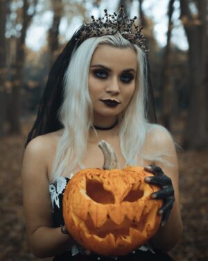 China Perruccio Instagram - Dracula’s Bride 🩸
•
•
•
📷: @speckofdustphotos