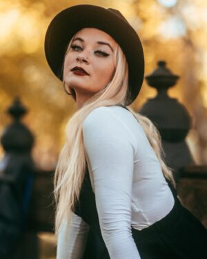 China Perruccio Instagram - happy fall 🍁🧡
•
•
•
📷: @surethingman