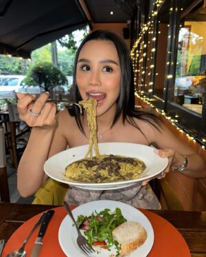 Chinawut Indracusin Instagram - EAT, SLEEP, CELEBRATE, REPEAT with this munching machine every YEAR! 🤣 @lilyypantila

🎄🍕🎉👩‍❤️‍👨