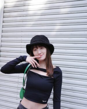 Ching-Tien Li Instagram - 🖤努力喔
新的一年 新的開始 ✨

不要想太多 
給自己的提醒 
腦子除了放空就是狂想 厲害吧

大衣、上衣 @yuyu_active 
褲子 @hot_girl_discount
