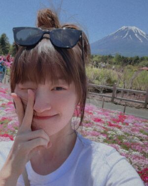 Ching-Tien Li Instagram - 日本芝櫻季

粉紅色的世界
太幸運了 
要看到完整的富士山🗻太不容易了
