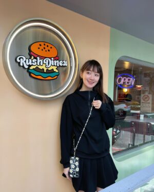 Ching-Tien Li Instagram - 前段時間小感不斷
實在是小看這波感冒季
外出提醒 還是要戴上口罩的

放上妹妹幫我拍的可愛🥰

服裝 @girlsmonday 
手機殼、鏈 @casetify_taiwan 
鞋 @amaitw