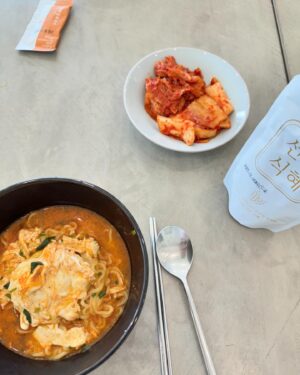 Ching-Tien Li Instagram - ✈️濟州島💗

當地朋友煮的拉麵特別好吃😋