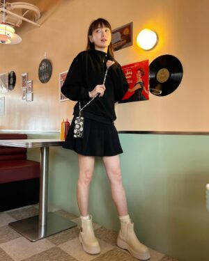 Ching-Tien Li Instagram - 前段時間小感不斷
實在是小看這波感冒季
外出提醒 還是要戴上口罩的

放上妹妹幫我拍的可愛🥰

服裝 @girlsmonday 
手機殼、鏈 @casetify_taiwan 
鞋 @amaitw