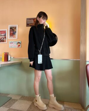 Ching-Tien Li Instagram - 前段時間小感不斷
實在是小看這波感冒季
外出提醒 還是要戴上口罩的

放上妹妹幫我拍的可愛🥰

服裝 @girlsmonday 
手機殼、鏈 @casetify_taiwan 
鞋 @amaitw
