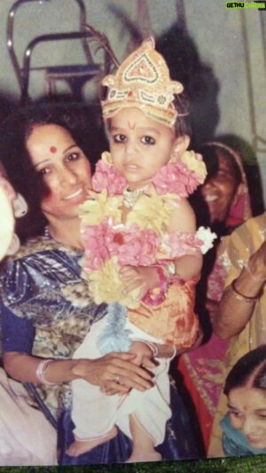 Chirag Jani Instagram - Usne janam dekar kitni mushkilo se sansar dikhaya hoga. Khud se pahle mujhe, apne komal komal haatho se khana khilaya hoga. ❤️

Pyaar hai mujhe apni saari ungliyon se,kyuki pta nhi konsi ungli pakad kar usne mujhe chalna sikhaya hoga.

Main khush rahu yahi to hain uski aas. Kuch bigad nahi sakta mera. Kyuki ma ki dua hai mere saath.😇

Mujhe khush dekh, mann hi mann khush hua karti hain. Ishwar to sirf janam deta hain, hifazat to maa ki dua karti hain. 😍

Har badi cheez maa ke samne chhoti he. Mujhe aage badte dekh uski mamta khush hoti hain. 

Aakhir maa to maa hoti hai ❤️❤️

Love you maa I promise to make you proud always ❤️💛

Happy Mother’s Day to all the beautiful mothers on this earth ❤️ 

#happymothersday #mothersday #maa #godonearth #moma #blessed #grattitude #thankyou #loved