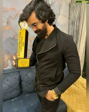 Chirag Jani Instagram - "And the Award goes to...." 🏆

This line has a MAGIC of its own !!😍
. 
All such accolades are real income for an Artist.
#gratitude
.
.
.
.
#awardshow
#actor 
#chiragjani #chiragjaniactor #bestvillain #handsomevillain #tollywood #dhamaka #raviteja #massmaharaja