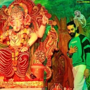 Chirag Jani Instagram - ના દરિયો, ના મોજા બદલાય
લાગણીમાં ઓટ ને ભરતી બદલાય.

ના મિત્રો, ના દોસ્તી બદલાય
બેઠક પર ટોળી મા બોલી બદલાય.

એ જ શહેર, એ જ પ્રેમ,
ઘર થી દુર ઘર માટે લાગણી ના બદલાય.

મિત્રો ને, મીડિયા ને, માતા પિતા  આપ સૌનો આભાર🙏🏻

#chiragjani #chiragjaniactor #handsomevillain
#hometown #likesforlike #instagood #instagram #reelsinstagram #reels