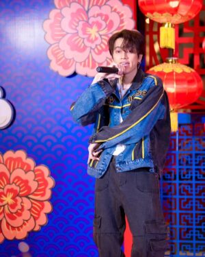 Chisanupong Paungmanee Instagram - 🎤🥰 

#smartchisanupong 
#smartcsnp #ปีโป้ของต้าวมาร์ท 
#happychinesenewyear2024
#yomaentertainment
