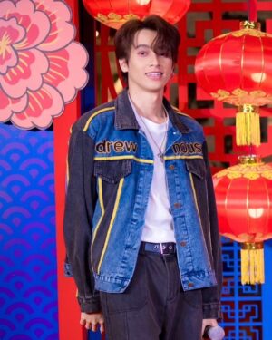 Chisanupong Paungmanee Instagram - 🎤🥰 

#smartchisanupong 
#smartcsnp #ปีโป้ของต้าวมาร์ท 
#happychinesenewyear2024
#yomaentertainment