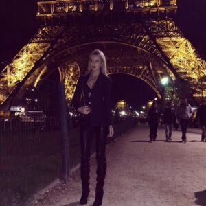 Chloe Arrowsmith Instagram - Je suis lit 🇫🇷 #Paris for the weekend ❤️❤️❤️👸🏼👱🏼 #datenight