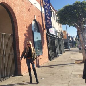 Chloe Arrowsmith Instagram - Practising my American accent for an audition today 🤞🏻. I miss using it in those classes 😂🇺🇸💋#thegroundlings #losangeles #thebesttime