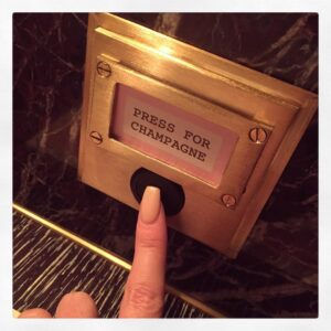 Chloe Arrowsmith Instagram - Late dinner at my favourite with the family @bobbobricard 💅