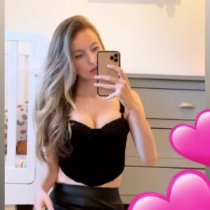 Chloe Arrowsmith Instagram - Love being a #Mummy so much. So grateful my little babe is an angel and loves going out 💕👸🏼👶🏼 also grateful I found a hairdresser 😍💕 who can come to the house when I need a blow dry 😇. xx #mumlife #momlife #mommy