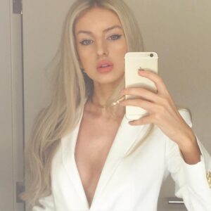 Chloe Arrowsmith Instagram - 🐆💋📷 #mirrorselfie #IpostTheMostBoringStuff