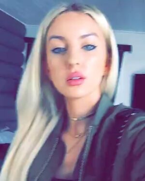 Chloe Arrowsmith Instagram - When you're waiting for your #uber 💁🏼 #skrr