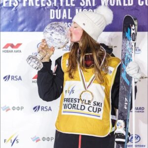 Chloé Dufour-Lapointe Instagram - 🤍 La saison de compétition qui vient de passer a été vécue en sachant pertinemment que je faisais mon dernier tour de piste. J’ai décidé de vivre pleinement mes derniers moments en appréciant au maximum chaque instant, tant à l'entraînement qu'en compétition sur le Circuit de la Coupe du monde.
.
L’amour de mon sport est toujours bien présent et ce n’est pas sans peine, mais avec un sentiment d’accomplissement et de sérénité, que je vous annonce qu’il est maintenant temps pour moi d'accrocher mes skis de compétition.
.
Ma carrière fut parsemée de hauts, de bas, de succès, de défis, de pleurs et de joie. Toutes ces expériences inestimables et ces moment marquants ont forgé la femme que je suis aujourd’hui.
.
Cet été, j’ai pris le temps de mettre en mots l'essentiel de ma carrière et de tous les rêves que j’ai portés. Ce récit, je vous le livre avec tout mon cœur dans une lettre ouverte que j’ai écrite pour célébrer ma carrière de skieuse.
.
Je vous invite à aller lire la version intégrale de ma lettre et à regarder la vidéo qui l’accompagne (lien dans la bio).
.
Je suis née rêveuse et rêveuse, je rêverai… ✨
.
.
.
I have been through the last competition season knowing that I was doing my last dance. I decided to live my last moments to the fullest by appreciating every moment, both in training and in competition on the World Cup circuit.
.
The love for my sport is still very present and it is not without difficulty, but with a feeling of accomplishment and serenity, that I announce to you that it is now time for me to hang up my competition skis.
.
My career has been full of ups, downs, successes, challenges, tears and joy. All of these invaluable experiences and defining moments have shaped the woman I am today.
.
This summer, I took the time to put into words the essence of my career and all the dreams I have carried. This story, I tell you with all my heart in an open letter that I wrote to celebrate my career as a skier.
.
I invite you to read the full version of this message and watch the accompanying video (link in bio).
.
I was born a dreamer and a dreamer, I will dream...