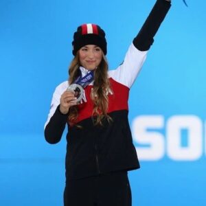 Chloé Dufour-Lapointe Instagram - 🤍 La saison de compétition qui vient de passer a été vécue en sachant pertinemment que je faisais mon dernier tour de piste. J’ai décidé de vivre pleinement mes derniers moments en appréciant au maximum chaque instant, tant à l'entraînement qu'en compétition sur le Circuit de la Coupe du monde.
.
L’amour de mon sport est toujours bien présent et ce n’est pas sans peine, mais avec un sentiment d’accomplissement et de sérénité, que je vous annonce qu’il est maintenant temps pour moi d'accrocher mes skis de compétition.
.
Ma carrière fut parsemée de hauts, de bas, de succès, de défis, de pleurs et de joie. Toutes ces expériences inestimables et ces moment marquants ont forgé la femme que je suis aujourd’hui.
.
Cet été, j’ai pris le temps de mettre en mots l'essentiel de ma carrière et de tous les rêves que j’ai portés. Ce récit, je vous le livre avec tout mon cœur dans une lettre ouverte que j’ai écrite pour célébrer ma carrière de skieuse.
.
Je vous invite à aller lire la version intégrale de ma lettre et à regarder la vidéo qui l’accompagne (lien dans la bio).
.
Je suis née rêveuse et rêveuse, je rêverai… ✨
.
.
.
I have been through the last competition season knowing that I was doing my last dance. I decided to live my last moments to the fullest by appreciating every moment, both in training and in competition on the World Cup circuit.
.
The love for my sport is still very present and it is not without difficulty, but with a feeling of accomplishment and serenity, that I announce to you that it is now time for me to hang up my competition skis.
.
My career has been full of ups, downs, successes, challenges, tears and joy. All of these invaluable experiences and defining moments have shaped the woman I am today.
.
This summer, I took the time to put into words the essence of my career and all the dreams I have carried. This story, I tell you with all my heart in an open letter that I wrote to celebrate my career as a skier.
.
I invite you to read the full version of this message and watch the accompanying video (link in bio).
.
I was born a dreamer and a dreamer, I will dream...
