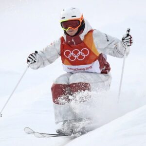 Chloé Dufour-Lapointe Instagram - 🤍 Ne jamais cesser d'y croire!! Ce sont ces mots qui m'ont motivé ces derniers mois et qui m'amènent aujourd'hui à vous annoncer fièrement que je suis officiellement qualifiée pour mes 4e Jeux Olympiques !! 😇
.
La route depuis PyeongChang n'a certainement pas été la plus facile… mais je me suis toujours relevée! Plusieurs ne croyaient même plus en mes chances de me qualifier pour Pékin, mais moi, je n'ai jamais cessé d'y croire. Ces Jeux, je les voulais et j'ai tout donné jusqu'à la dernière compétition! Je ne pourrais être plus fière de moi! 🙏
.
👩‍👧‍👧 Ce sera un réel bonheur de vivre ces jeux olympiques non seulement avec ma sœur @justinedufourlapointe, mais également avec ma grande sœur @maximedufourlapointe qui sera là avec nous en tant que mentor pour @teamcanada! J'irai en tête avec l'idée d'avoir du plaisir et aucun regret! 🙃
.
Merci à tous ceux et celles qui ont toujours continué d'y croire comme moi! Vos encouragements et vos mots m'ont guidé tout au long de ce processus et je vous en remercie du plus profond de mon cœur! Merci tout spécial à mes précieux commanditaires. Vous avez fait une réelle différence dans ma vie et plus particulièrement cette année. Sans vous, je ne serais probablement pas ici! @peakperformance @rbc @oakleyskiing @on_running @obersonboutique @rossignolracing @auclairsports @sommet_saint_sauveur @girosnow @leki.canada @fulltiltboots @ec3d_compression @lookbindings 🤝
.
Ne jamais cesser d'y croire: C'est ce que je vais faire jusqu'au bout ❤️
.
.
Never stop believing!! These are the words that have motivated and which have led me today to proudly announce that I will be going to my 4th Olympic Games!!!
.
The road was certainly not the easiest... but I always got up! Even if many people didn't believe in my chances of qualifying for Beijing, I never stopped believing. I really wanted this spot and I gave everything. I couldn't be more proud of myself.
.
Your encouragement and words have guided me through this process and I thank you from the bottom of my heart. Special thanks to my sponsors. Without you, I wouldn't be here.
.
Never stop believing: That's what I'm going to do until the end!