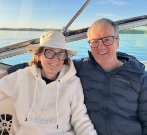 Chloé Dufour-Lapointe Instagram - À notre belle maman,
 
Tu as toujours aimé la vie sur l’eau et tu as toujours eu le vent dans les voiles.
Avec Yves ton seul et unique grand amour! 
 Tu as su vivre et mener à bon port vos projets les plus fous. Votre amour, fort, inébranlable, nous sert aujourd’hui d’exemple et de carte pour nous aider à naviguer dans les marées hautes mais aussi les marées basses de la vie! 
 
Il y a tant d’histoires que nous pourrions raconter à ton sujet. Ton authenticité et humilité n’avaient d’égal. Tu avais ce don de marquer les gens que tu rencontrais. Par ta vivacité d’esprit, la justesse de tes mots et tes convictions inébranlables. Ta boussole intérieure a toujours guidé ton périple, sans faille, à l’image de ton intégrité. 
 
Tu aimais tant les marinières et ton chapeau Tilley. Tu ne te lassais jamais des couchés de soleil en bateau à Deep Bay. Tu étais toujours partante pour une bonne game de dés ou surfer les vagues avec ton Boogie! Le disco a toujours fait vibrer ton coeur! Ta dent sucrée ne pouvait résister au gâteau au chocolat. Tu n’as jamais eu froid aux yeux, tu attaquais chaque projet de plein fouet! Ce que tu aimais, tu l’aimais entièrement!
 
Capitaine de notre famille, 
La famille a certainement été ton ancrage le plus profond. Une valeur profonde dont tu nous as transmise l’importance. Une valeur qui nous a donné la force de t’accompagner. Une valeur qui nous relie tous ensemble aujourd’hui et pour toujours. 
 
Tes trois poupées, ton plus beau trésor à protéger!  Probablement ta plus grande fierté. Maman ours, tu nous as si bien accompagné, si bien guidé, toujours dans l’amour. Tout en nous montrant comment traverser les difficultés avec grâce, la tête haute! 
 
Tu disais toujours on a le droit de pleurer 20 minutes, mais qu’il faut se retrousser les manches après. Si tu le permets on va prendre plus que 20 minutes pour cette fois-ci. Tu nous as permis de naviguer dans nos rêves les plus fous pour que nous puissions devenir les belles et grandes femmes que tu voyais en nous. Par-dessus tout, tu nous as montré ce qu’est l’amour inconditionnel d’une mère. 

 Suite du texte en commentaire…
