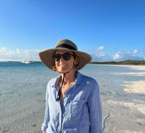 Chloé Dufour-Lapointe Instagram - À notre belle maman,
 
Tu as toujours aimé la vie sur l’eau et tu as toujours eu le vent dans les voiles.
Avec Yves ton seul et unique grand amour! 
 Tu as su vivre et mener à bon port vos projets les plus fous. Votre amour, fort, inébranlable, nous sert aujourd’hui d’exemple et de carte pour nous aider à naviguer dans les marées hautes mais aussi les marées basses de la vie! 
 
Il y a tant d’histoires que nous pourrions raconter à ton sujet. Ton authenticité et humilité n’avaient d’égal. Tu avais ce don de marquer les gens que tu rencontrais. Par ta vivacité d’esprit, la justesse de tes mots et tes convictions inébranlables. Ta boussole intérieure a toujours guidé ton périple, sans faille, à l’image de ton intégrité. 
 
Tu aimais tant les marinières et ton chapeau Tilley. Tu ne te lassais jamais des couchés de soleil en bateau à Deep Bay. Tu étais toujours partante pour une bonne game de dés ou surfer les vagues avec ton Boogie! Le disco a toujours fait vibrer ton coeur! Ta dent sucrée ne pouvait résister au gâteau au chocolat. Tu n’as jamais eu froid aux yeux, tu attaquais chaque projet de plein fouet! Ce que tu aimais, tu l’aimais entièrement!
 
Capitaine de notre famille, 
La famille a certainement été ton ancrage le plus profond. Une valeur profonde dont tu nous as transmise l’importance. Une valeur qui nous a donné la force de t’accompagner. Une valeur qui nous relie tous ensemble aujourd’hui et pour toujours. 
 
Tes trois poupées, ton plus beau trésor à protéger!  Probablement ta plus grande fierté. Maman ours, tu nous as si bien accompagné, si bien guidé, toujours dans l’amour. Tout en nous montrant comment traverser les difficultés avec grâce, la tête haute! 
 
Tu disais toujours on a le droit de pleurer 20 minutes, mais qu’il faut se retrousser les manches après. Si tu le permets on va prendre plus que 20 minutes pour cette fois-ci. Tu nous as permis de naviguer dans nos rêves les plus fous pour que nous puissions devenir les belles et grandes femmes que tu voyais en nous. Par-dessus tout, tu nous as montré ce qu’est l’amour inconditionnel d’une mère. 

 Suite du texte en commentaire…