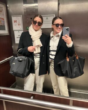 Chloé Dufour-Lapointe Instagram - Aujourd’hui, c’est la fête de ma petite sœur @justinedufourlapointe ! Un petit bélier qui ne se laisse pas piller sur les pieds mais qui a un cœur en or et une joie de vivre contagieuse! Je t’aime 🤍👯‍♀️🤍