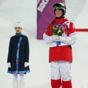 Chloé Dufour-Lapointe Instagram - 🤍 La saison de compétition qui vient de passer a été vécue en sachant pertinemment que je faisais mon dernier tour de piste. J’ai décidé de vivre pleinement mes derniers moments en appréciant au maximum chaque instant, tant à l'entraînement qu'en compétition sur le Circuit de la Coupe du monde.
.
L’amour de mon sport est toujours bien présent et ce n’est pas sans peine, mais avec un sentiment d’accomplissement et de sérénité, que je vous annonce qu’il est maintenant temps pour moi d'accrocher mes skis de compétition.
.
Ma carrière fut parsemée de hauts, de bas, de succès, de défis, de pleurs et de joie. Toutes ces expériences inestimables et ces moment marquants ont forgé la femme que je suis aujourd’hui.
.
Cet été, j’ai pris le temps de mettre en mots l'essentiel de ma carrière et de tous les rêves que j’ai portés. Ce récit, je vous le livre avec tout mon cœur dans une lettre ouverte que j’ai écrite pour célébrer ma carrière de skieuse.
.
Je vous invite à aller lire la version intégrale de ma lettre et à regarder la vidéo qui l’accompagne (lien dans la bio).
.
Je suis née rêveuse et rêveuse, je rêverai… ✨
.
.
.
I have been through the last competition season knowing that I was doing my last dance. I decided to live my last moments to the fullest by appreciating every moment, both in training and in competition on the World Cup circuit.
.
The love for my sport is still very present and it is not without difficulty, but with a feeling of accomplishment and serenity, that I announce to you that it is now time for me to hang up my competition skis.
.
My career has been full of ups, downs, successes, challenges, tears and joy. All of these invaluable experiences and defining moments have shaped the woman I am today.
.
This summer, I took the time to put into words the essence of my career and all the dreams I have carried. This story, I tell you with all my heart in an open letter that I wrote to celebrate my career as a skier.
.
I invite you to read the full version of this message and watch the accompanying video (link in bio).
.
I was born a dreamer and a dreamer, I will dream...