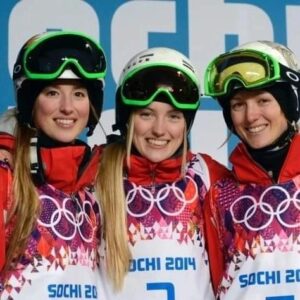 Chloé Dufour-Lapointe Instagram - 🤍 Ne jamais cesser d'y croire!! Ce sont ces mots qui m'ont motivé ces derniers mois et qui m'amènent aujourd'hui à vous annoncer fièrement que je suis officiellement qualifiée pour mes 4e Jeux Olympiques !! 😇
.
La route depuis PyeongChang n'a certainement pas été la plus facile… mais je me suis toujours relevée! Plusieurs ne croyaient même plus en mes chances de me qualifier pour Pékin, mais moi, je n'ai jamais cessé d'y croire. Ces Jeux, je les voulais et j'ai tout donné jusqu'à la dernière compétition! Je ne pourrais être plus fière de moi! 🙏
.
👩‍👧‍👧 Ce sera un réel bonheur de vivre ces jeux olympiques non seulement avec ma sœur @justinedufourlapointe, mais également avec ma grande sœur @maximedufourlapointe qui sera là avec nous en tant que mentor pour @teamcanada! J'irai en tête avec l'idée d'avoir du plaisir et aucun regret! 🙃
.
Merci à tous ceux et celles qui ont toujours continué d'y croire comme moi! Vos encouragements et vos mots m'ont guidé tout au long de ce processus et je vous en remercie du plus profond de mon cœur! Merci tout spécial à mes précieux commanditaires. Vous avez fait une réelle différence dans ma vie et plus particulièrement cette année. Sans vous, je ne serais probablement pas ici! @peakperformance @rbc @oakleyskiing @on_running @obersonboutique @rossignolracing @auclairsports @sommet_saint_sauveur @girosnow @leki.canada @fulltiltboots @ec3d_compression @lookbindings 🤝
.
Ne jamais cesser d'y croire: C'est ce que je vais faire jusqu'au bout ❤️
.
.
Never stop believing!! These are the words that have motivated and which have led me today to proudly announce that I will be going to my 4th Olympic Games!!!
.
The road was certainly not the easiest... but I always got up! Even if many people didn't believe in my chances of qualifying for Beijing, I never stopped believing. I really wanted this spot and I gave everything. I couldn't be more proud of myself.
.
Your encouragement and words have guided me through this process and I thank you from the bottom of my heart. Special thanks to my sponsors. Without you, I wouldn't be here.
.
Never stop believing: That's what I'm going to do until the end!