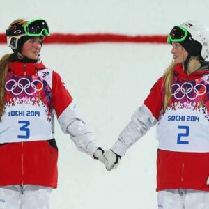 Chloé Dufour-Lapointe Instagram - 🤍 Ne jamais cesser d'y croire!! Ce sont ces mots qui m'ont motivé ces derniers mois et qui m'amènent aujourd'hui à vous annoncer fièrement que je suis officiellement qualifiée pour mes 4e Jeux Olympiques !! 😇
.
La route depuis PyeongChang n'a certainement pas été la plus facile… mais je me suis toujours relevée! Plusieurs ne croyaient même plus en mes chances de me qualifier pour Pékin, mais moi, je n'ai jamais cessé d'y croire. Ces Jeux, je les voulais et j'ai tout donné jusqu'à la dernière compétition! Je ne pourrais être plus fière de moi! 🙏
.
👩‍👧‍👧 Ce sera un réel bonheur de vivre ces jeux olympiques non seulement avec ma sœur @justinedufourlapointe, mais également avec ma grande sœur @maximedufourlapointe qui sera là avec nous en tant que mentor pour @teamcanada! J'irai en tête avec l'idée d'avoir du plaisir et aucun regret! 🙃
.
Merci à tous ceux et celles qui ont toujours continué d'y croire comme moi! Vos encouragements et vos mots m'ont guidé tout au long de ce processus et je vous en remercie du plus profond de mon cœur! Merci tout spécial à mes précieux commanditaires. Vous avez fait une réelle différence dans ma vie et plus particulièrement cette année. Sans vous, je ne serais probablement pas ici! @peakperformance @rbc @oakleyskiing @on_running @obersonboutique @rossignolracing @auclairsports @sommet_saint_sauveur @girosnow @leki.canada @fulltiltboots @ec3d_compression @lookbindings 🤝
.
Ne jamais cesser d'y croire: C'est ce que je vais faire jusqu'au bout ❤️
.
.
Never stop believing!! These are the words that have motivated and which have led me today to proudly announce that I will be going to my 4th Olympic Games!!!
.
The road was certainly not the easiest... but I always got up! Even if many people didn't believe in my chances of qualifying for Beijing, I never stopped believing. I really wanted this spot and I gave everything. I couldn't be more proud of myself.
.
Your encouragement and words have guided me through this process and I thank you from the bottom of my heart. Special thanks to my sponsors. Without you, I wouldn't be here.
.
Never stop believing: That's what I'm going to do until the end!