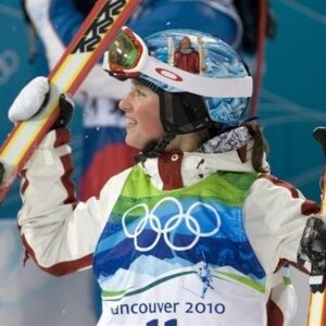 Chloé Dufour-Lapointe Instagram - 🤍 La saison de compétition qui vient de passer a été vécue en sachant pertinemment que je faisais mon dernier tour de piste. J’ai décidé de vivre pleinement mes derniers moments en appréciant au maximum chaque instant, tant à l'entraînement qu'en compétition sur le Circuit de la Coupe du monde.
.
L’amour de mon sport est toujours bien présent et ce n’est pas sans peine, mais avec un sentiment d’accomplissement et de sérénité, que je vous annonce qu’il est maintenant temps pour moi d'accrocher mes skis de compétition.
.
Ma carrière fut parsemée de hauts, de bas, de succès, de défis, de pleurs et de joie. Toutes ces expériences inestimables et ces moment marquants ont forgé la femme que je suis aujourd’hui.
.
Cet été, j’ai pris le temps de mettre en mots l'essentiel de ma carrière et de tous les rêves que j’ai portés. Ce récit, je vous le livre avec tout mon cœur dans une lettre ouverte que j’ai écrite pour célébrer ma carrière de skieuse.
.
Je vous invite à aller lire la version intégrale de ma lettre et à regarder la vidéo qui l’accompagne (lien dans la bio).
.
Je suis née rêveuse et rêveuse, je rêverai… ✨
.
.
.
I have been through the last competition season knowing that I was doing my last dance. I decided to live my last moments to the fullest by appreciating every moment, both in training and in competition on the World Cup circuit.
.
The love for my sport is still very present and it is not without difficulty, but with a feeling of accomplishment and serenity, that I announce to you that it is now time for me to hang up my competition skis.
.
My career has been full of ups, downs, successes, challenges, tears and joy. All of these invaluable experiences and defining moments have shaped the woman I am today.
.
This summer, I took the time to put into words the essence of my career and all the dreams I have carried. This story, I tell you with all my heart in an open letter that I wrote to celebrate my career as a skier.
.
I invite you to read the full version of this message and watch the accompanying video (link in bio).
.
I was born a dreamer and a dreamer, I will dream...