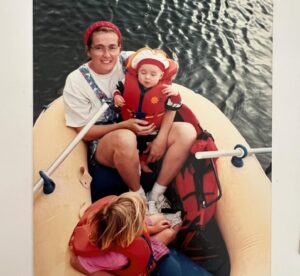 Chloé Dufour-Lapointe Instagram - À notre belle maman,
 
Tu as toujours aimé la vie sur l’eau et tu as toujours eu le vent dans les voiles.
Avec Yves ton seul et unique grand amour! 
 Tu as su vivre et mener à bon port vos projets les plus fous. Votre amour, fort, inébranlable, nous sert aujourd’hui d’exemple et de carte pour nous aider à naviguer dans les marées hautes mais aussi les marées basses de la vie! 
 
Il y a tant d’histoires que nous pourrions raconter à ton sujet. Ton authenticité et humilité n’avaient d’égal. Tu avais ce don de marquer les gens que tu rencontrais. Par ta vivacité d’esprit, la justesse de tes mots et tes convictions inébranlables. Ta boussole intérieure a toujours guidé ton périple, sans faille, à l’image de ton intégrité. 
 
Tu aimais tant les marinières et ton chapeau Tilley. Tu ne te lassais jamais des couchés de soleil en bateau à Deep Bay. Tu étais toujours partante pour une bonne game de dés ou surfer les vagues avec ton Boogie! Le disco a toujours fait vibrer ton coeur! Ta dent sucrée ne pouvait résister au gâteau au chocolat. Tu n’as jamais eu froid aux yeux, tu attaquais chaque projet de plein fouet! Ce que tu aimais, tu l’aimais entièrement!
 
Capitaine de notre famille, 
La famille a certainement été ton ancrage le plus profond. Une valeur profonde dont tu nous as transmise l’importance. Une valeur qui nous a donné la force de t’accompagner. Une valeur qui nous relie tous ensemble aujourd’hui et pour toujours. 
 
Tes trois poupées, ton plus beau trésor à protéger!  Probablement ta plus grande fierté. Maman ours, tu nous as si bien accompagné, si bien guidé, toujours dans l’amour. Tout en nous montrant comment traverser les difficultés avec grâce, la tête haute! 
 
Tu disais toujours on a le droit de pleurer 20 minutes, mais qu’il faut se retrousser les manches après. Si tu le permets on va prendre plus que 20 minutes pour cette fois-ci. Tu nous as permis de naviguer dans nos rêves les plus fous pour que nous puissions devenir les belles et grandes femmes que tu voyais en nous. Par-dessus tout, tu nous as montré ce qu’est l’amour inconditionnel d’une mère. 

 Suite du texte en commentaire…