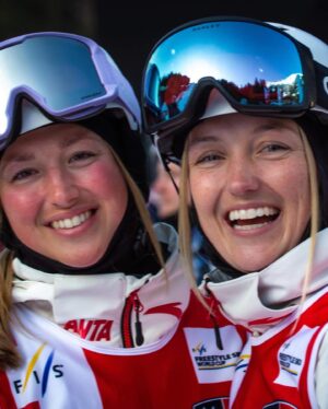 Chloé Dufour-Lapointe Instagram - Aujourd’hui, c’est la fête de ma petite sœur @justinedufourlapointe ! Un petit bélier qui ne se laisse pas piller sur les pieds mais qui a un cœur en or et une joie de vivre contagieuse! Je t’aime 🤍👯‍♀️🤍