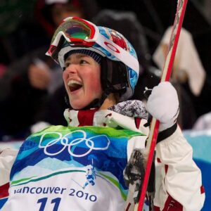 Chloé Dufour-Lapointe Instagram - 🤍 Ne jamais cesser d'y croire!! Ce sont ces mots qui m'ont motivé ces derniers mois et qui m'amènent aujourd'hui à vous annoncer fièrement que je suis officiellement qualifiée pour mes 4e Jeux Olympiques !! 😇
.
La route depuis PyeongChang n'a certainement pas été la plus facile… mais je me suis toujours relevée! Plusieurs ne croyaient même plus en mes chances de me qualifier pour Pékin, mais moi, je n'ai jamais cessé d'y croire. Ces Jeux, je les voulais et j'ai tout donné jusqu'à la dernière compétition! Je ne pourrais être plus fière de moi! 🙏
.
👩‍👧‍👧 Ce sera un réel bonheur de vivre ces jeux olympiques non seulement avec ma sœur @justinedufourlapointe, mais également avec ma grande sœur @maximedufourlapointe qui sera là avec nous en tant que mentor pour @teamcanada! J'irai en tête avec l'idée d'avoir du plaisir et aucun regret! 🙃
.
Merci à tous ceux et celles qui ont toujours continué d'y croire comme moi! Vos encouragements et vos mots m'ont guidé tout au long de ce processus et je vous en remercie du plus profond de mon cœur! Merci tout spécial à mes précieux commanditaires. Vous avez fait une réelle différence dans ma vie et plus particulièrement cette année. Sans vous, je ne serais probablement pas ici! @peakperformance @rbc @oakleyskiing @on_running @obersonboutique @rossignolracing @auclairsports @sommet_saint_sauveur @girosnow @leki.canada @fulltiltboots @ec3d_compression @lookbindings 🤝
.
Ne jamais cesser d'y croire: C'est ce que je vais faire jusqu'au bout ❤️
.
.
Never stop believing!! These are the words that have motivated and which have led me today to proudly announce that I will be going to my 4th Olympic Games!!!
.
The road was certainly not the easiest... but I always got up! Even if many people didn't believe in my chances of qualifying for Beijing, I never stopped believing. I really wanted this spot and I gave everything. I couldn't be more proud of myself.
.
Your encouragement and words have guided me through this process and I thank you from the bottom of my heart. Special thanks to my sponsors. Without you, I wouldn't be here.
.
Never stop believing: That's what I'm going to do until the end!