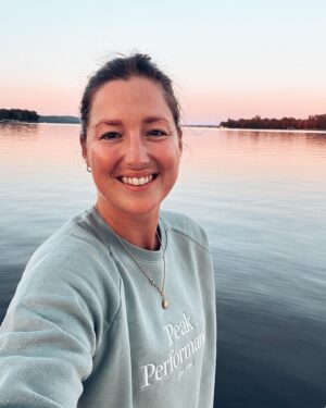 Chloé Dufour-Lapointe Instagram - Profiter des derniers jours de l'été et des magnifiques couchés de soleil 🤍☺️
.
Making the most of these breathtaking cotton candy sunsets and last days of summer 🌅☁️🍭

#summer #sunset #lake #boating #happy