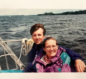 Chloé Dufour-Lapointe Instagram - À notre belle maman,
 
Tu as toujours aimé la vie sur l’eau et tu as toujours eu le vent dans les voiles.
Avec Yves ton seul et unique grand amour! 
 Tu as su vivre et mener à bon port vos projets les plus fous. Votre amour, fort, inébranlable, nous sert aujourd’hui d’exemple et de carte pour nous aider à naviguer dans les marées hautes mais aussi les marées basses de la vie! 
 
Il y a tant d’histoires que nous pourrions raconter à ton sujet. Ton authenticité et humilité n’avaient d’égal. Tu avais ce don de marquer les gens que tu rencontrais. Par ta vivacité d’esprit, la justesse de tes mots et tes convictions inébranlables. Ta boussole intérieure a toujours guidé ton périple, sans faille, à l’image de ton intégrité. 
 
Tu aimais tant les marinières et ton chapeau Tilley. Tu ne te lassais jamais des couchés de soleil en bateau à Deep Bay. Tu étais toujours partante pour une bonne game de dés ou surfer les vagues avec ton Boogie! Le disco a toujours fait vibrer ton coeur! Ta dent sucrée ne pouvait résister au gâteau au chocolat. Tu n’as jamais eu froid aux yeux, tu attaquais chaque projet de plein fouet! Ce que tu aimais, tu l’aimais entièrement!
 
Capitaine de notre famille, 
La famille a certainement été ton ancrage le plus profond. Une valeur profonde dont tu nous as transmise l’importance. Une valeur qui nous a donné la force de t’accompagner. Une valeur qui nous relie tous ensemble aujourd’hui et pour toujours. 
 
Tes trois poupées, ton plus beau trésor à protéger!  Probablement ta plus grande fierté. Maman ours, tu nous as si bien accompagné, si bien guidé, toujours dans l’amour. Tout en nous montrant comment traverser les difficultés avec grâce, la tête haute! 
 
Tu disais toujours on a le droit de pleurer 20 minutes, mais qu’il faut se retrousser les manches après. Si tu le permets on va prendre plus que 20 minutes pour cette fois-ci. Tu nous as permis de naviguer dans nos rêves les plus fous pour que nous puissions devenir les belles et grandes femmes que tu voyais en nous. Par-dessus tout, tu nous as montré ce qu’est l’amour inconditionnel d’une mère. 

 Suite du texte en commentaire…