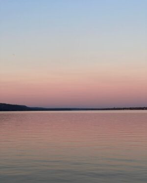 Chloé Dufour-Lapointe Instagram - Profiter des derniers jours de l'été et des magnifiques couchés de soleil 🤍☺️
.
Making the most of these breathtaking cotton candy sunsets and last days of summer 🌅☁️🍭

#summer #sunset #lake #boating #happy