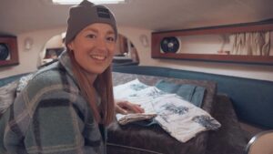 Chloé Dufour-Lapointe Instagram - Le dernier épisode de notre série était diffusé ce soir! 😌 Mes soeurs et moi avons sauté dans le vide sans trop savoir à quoi s'attendre, mais au final ce fût une expérience extraordinaire! J'espère que vous avez eu du plaisir à nous suivre dans notre quotidien et à apprendre à nous connaître davantage! 🤍
.
Merci aux merveilleuses personnes qui ont travaillé avec nous sur ce projet: @canalvie @prodkotv @bell @maude_sabbagh @roseaimeeautomne @mariehelenetaschereau @marcellinegemme ❤
