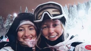 Chloé Dufour-Lapointe Instagram - Le dernier épisode de notre série était diffusé ce soir! 😌 Mes soeurs et moi avons sauté dans le vide sans trop savoir à quoi s'attendre, mais au final ce fût une expérience extraordinaire! J'espère que vous avez eu du plaisir à nous suivre dans notre quotidien et à apprendre à nous connaître davantage! 🤍
.
Merci aux merveilleuses personnes qui ont travaillé avec nous sur ce projet: @canalvie @prodkotv @bell @maude_sabbagh @roseaimeeautomne @mariehelenetaschereau @marcellinegemme ❤