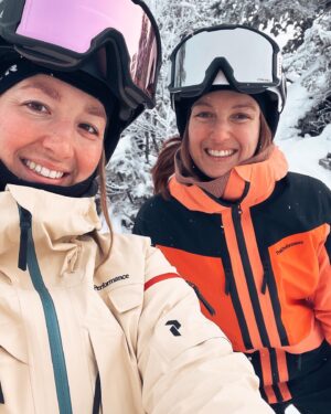Chloé Dufour-Lapointe Instagram - Aujourd’hui est une journée bien spéciale, puisque c’est la fête de ma belle grande sœur @maximedufourlapointe ! 🎂En plus de nous faire rire avec ses couleurs bien à elle, elle est toujours présente pour veiller sur nous, nous consoler et nous guider. Après tout, c’est quand même bien elle qui a tracé le chemin ! 
🤍💜🤍Je t’aime, je t’embrasse et je te remercie d’être ma grande sœur!🤍💜🤍