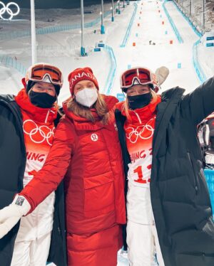 Chloé Dufour-Lapointe Instagram - Aujourd’hui est une journée bien spéciale, puisque c’est la fête de ma belle grande sœur @maximedufourlapointe ! 🎂En plus de nous faire rire avec ses couleurs bien à elle, elle est toujours présente pour veiller sur nous, nous consoler et nous guider. Après tout, c’est quand même bien elle qui a tracé le chemin ! 
🤍💜🤍Je t’aime, je t’embrasse et je te remercie d’être ma grande sœur!🤍💜🤍
