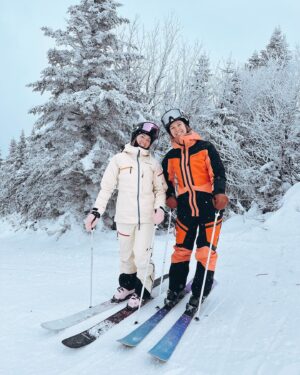 Chloé Dufour-Lapointe Instagram - Aujourd’hui est une journée bien spéciale, puisque c’est la fête de ma belle grande sœur @maximedufourlapointe ! 🎂En plus de nous faire rire avec ses couleurs bien à elle, elle est toujours présente pour veiller sur nous, nous consoler et nous guider. Après tout, c’est quand même bien elle qui a tracé le chemin ! 
🤍💜🤍Je t’aime, je t’embrasse et je te remercie d’être ma grande sœur!🤍💜🤍
