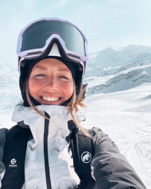 Chloé Dufour-Lapointe Instagram - Je suis si heureuse et reconnaissante d’avoir eu la chance de passer quelques jours au Club Med La Rosiere après cette fin de saison de la Coupe du monde! 💗@clubmedalpes
.
Après les compétitions, je n’ai jamais vraiment eu le temps, ni pris l’habitude de rester quelques jours pour skier par pur plaisir... Cette fois-ci, je me suis dit que je ferai les choses différemment et je suis vraiment heureuse d’avoir pris cette décision. Mon séjour fut marqué par le magnifique domaine skiable et par des moments de détente dans une atmosphère genial!✨
.
Je rentre à la maison le corps reposé et la tête pleine de magnifiques souvenirs!
.
I am so happy and grateful to have had the chance to spend a few days at Club Med La Rosiere after this end of the World Cup season! #clubmed 💗
.
Over the past years, I never really had the time, nor got into the habit of staying a few days to ski for pure pleasure after the season... This time, I told myself that I would do things differently and I am really happy to have made this decision. My stay was marked by the magnificent ski area and by moments of relaxation in a great atmosphere! ✨
.
I am now heading back home with a rested body and a head full of wonderful memories!