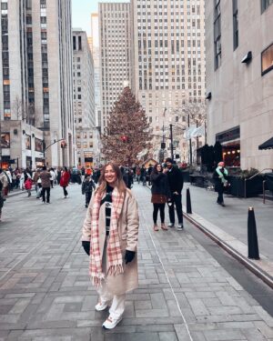 Chloé Dufour-Lapointe Instagram - C’est avec quelques jours de retard que je tenais à vous souhaiter une merveilleuse année 2023 ! 🥂  De mon côté, je ne pouvais demander mieux! J’ai terminé mon année 2022 en cochant sur ma bucket list un souhait que j’avais depuis longtemps: visiter New York à Noël ! 🎄  Après cette petite escapable magique, j’ai retrouvé ma famille sous le soleil de la Floride et j’ai commencé 2023 à la mer avec les pieds dans le sable ! 🏝️  J’espère que vous avez vous aussi passé de merveilleux moments avec vos proches et les gens que vous aimez ! 🧡