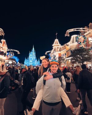 Chloé Dufour-Lapointe Instagram - C’est avec quelques jours de retard que je tenais à vous souhaiter une merveilleuse année 2023 ! 🥂  De mon côté, je ne pouvais demander mieux! J’ai terminé mon année 2022 en cochant sur ma bucket list un souhait que j’avais depuis longtemps: visiter New York à Noël ! 🎄  Après cette petite escapable magique, j’ai retrouvé ma famille sous le soleil de la Floride et j’ai commencé 2023 à la mer avec les pieds dans le sable ! 🏝️  J’espère que vous avez vous aussi passé de merveilleux moments avec vos proches et les gens que vous aimez ! 🧡